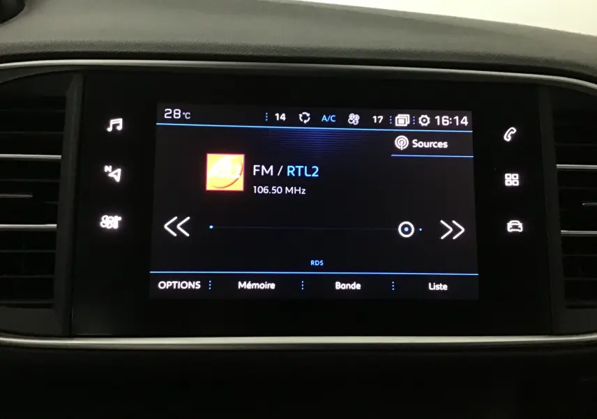 Écran tactile central de la Peugeot 308 SW blanc, affichant la radio FM RTL2 à 16h14 dans l'habitacle.