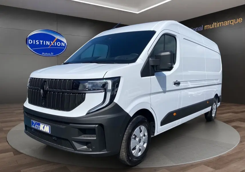 Renault Master blanc en 3/4 avant droit, avec calandre noire et jantes argentées, sur fond intérieur showroom.