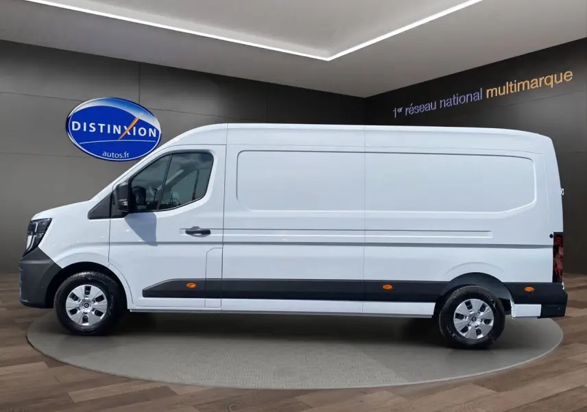 Vue de profil côté gauche d’un Renault Master blanc 2025 avec bas de caisse noir et jantes argentées.