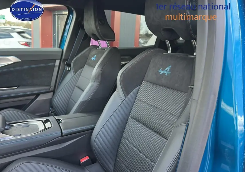 Vue intérieure côté droit des sièges avant en Alcantara noir avec surpiqûres bleues du Renault Austral bleu esprit Alpine.