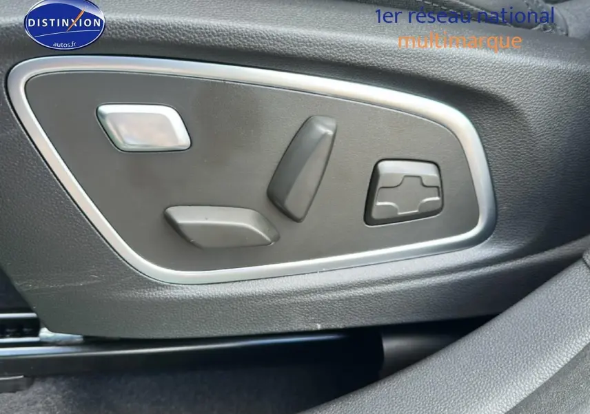 Détail des commandes électriques du siège avant gauche du Renault Austral bleu esprit alpine 2026.