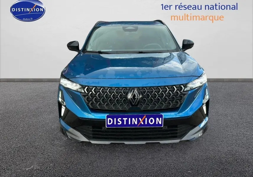 Vue frontale d'un Renault Austral bleu avec calandre noire à motifs hexagonaux et phares LED fins.
