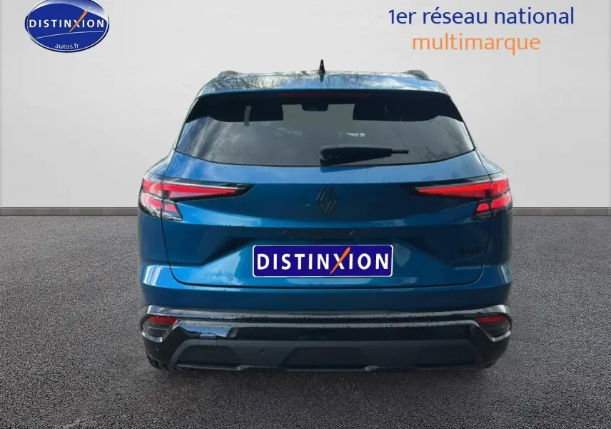 Vue arrière d'un Renault Austral bleu 2026 avec feux LED et barres de toit visibles sur fond neutre.