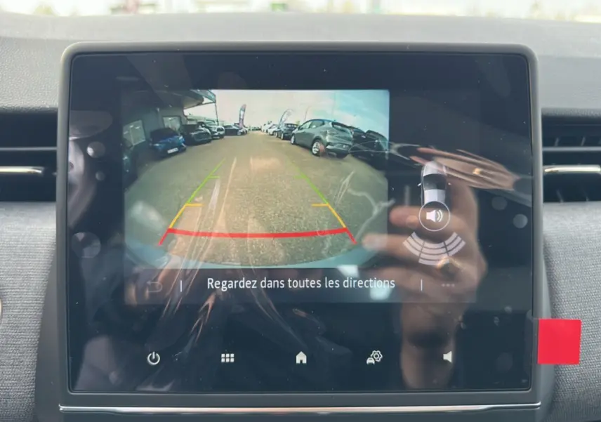 Écran tactile intérieur montrant la caméra de recul de la Renault Clio DCI 100 Evolution en marche.