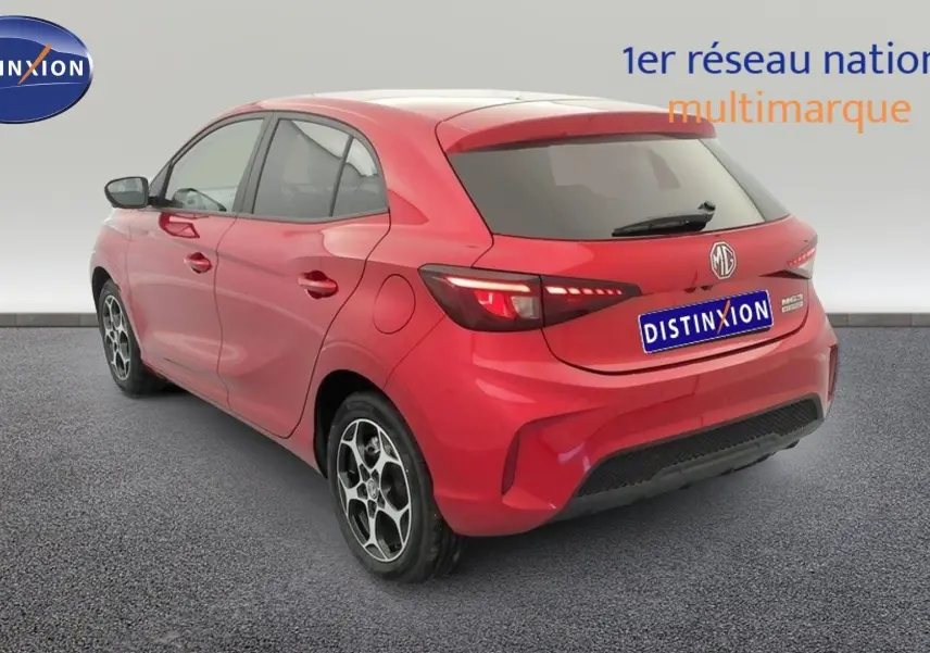 Vue 3/4 arrière droite de la MG3 1.5 Hybrid+ 195 Luxury rouge Diamond avec feux LED et jantes alliage.