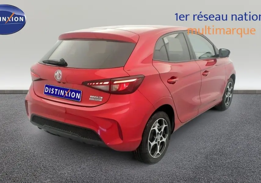 Vue 3/4 arrière droite de la MG3 1.5 Hybrid+ 195 Luxury en rouge Diamond Red avec jantes alliage et vitres teintées.