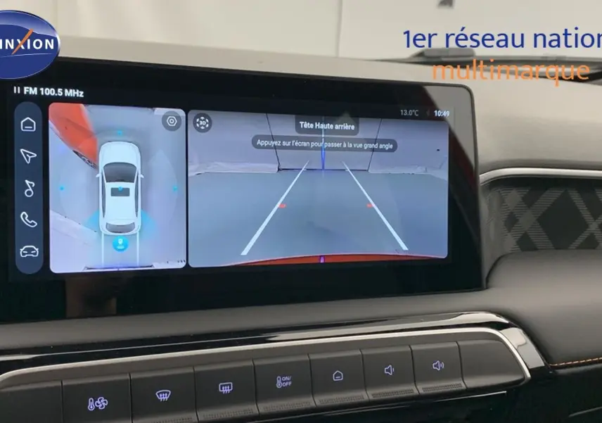 Écran intérieur du MG3 1.5 Hybrid+ 195 Luxury montrant la caméra 360° et la vue arrière en Diamond Red.