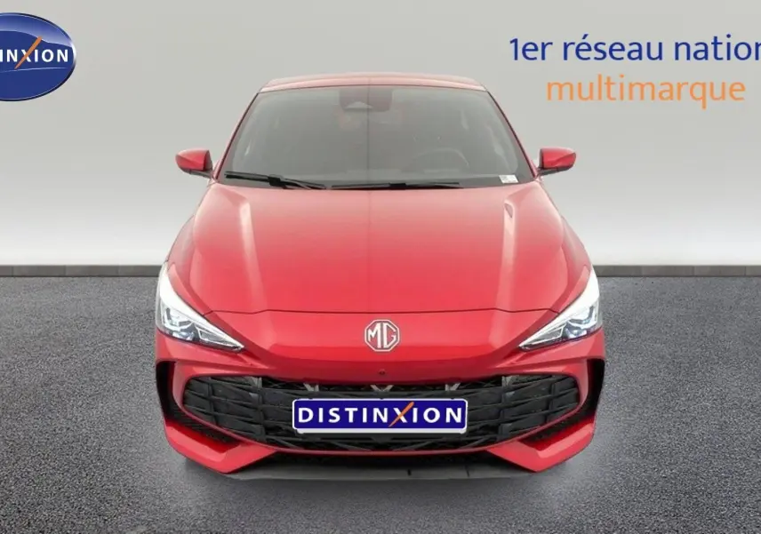 Vue avant d'une MG3 1.5 Hybrid+ 195 Luxury rouge Diamond avec calandre noire et phares LED allumés.