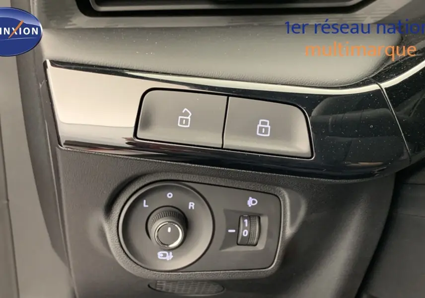 Détail des commandes de réglage des rétroviseurs et verrouillage sur porte côté conducteur d’une MG3 Diamond Red 2026.