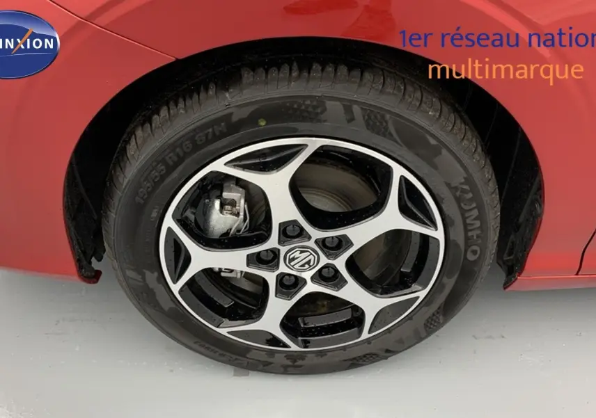 Gros plan sur la roue avant gauche de la MG3 1.5 Hybrid+ 195 Luxury en rouge Diamond avec jante alliage bicolore.