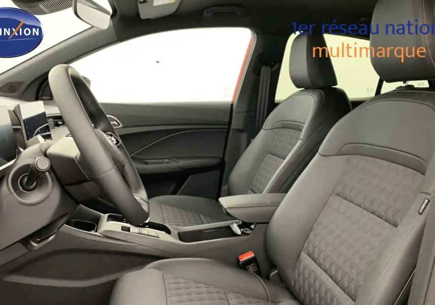 Intérieur de la MG3 1.5 Hybrid+ 195 Luxury en Diamond Red, vue côté conducteur montrant sièges en cuir noir et tableau de bord moderne.