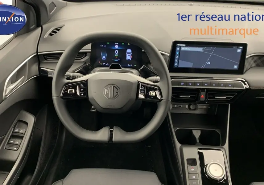 Vue intérieure frontale du poste de conduite du MG3 1.5 Hybrid+ 195 Luxury avec volant multifonction et écran tactile GPS.