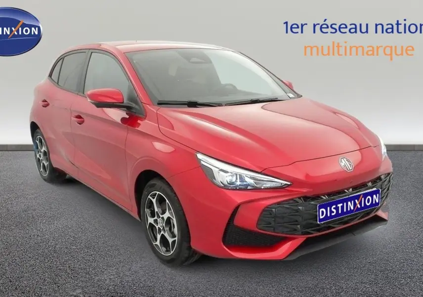 Vue 3/4 avant d'une MG3 1.5 Hybrid+ 195 Luxury rouge Diamond avec calandre noire et jantes stylisées.