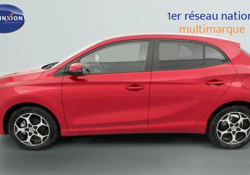 Vue de profil côté gauche de la MG3 1.5 Hybrid+ 195 Luxury rouge Diamond avec jantes alliage et lignes dynamiques.