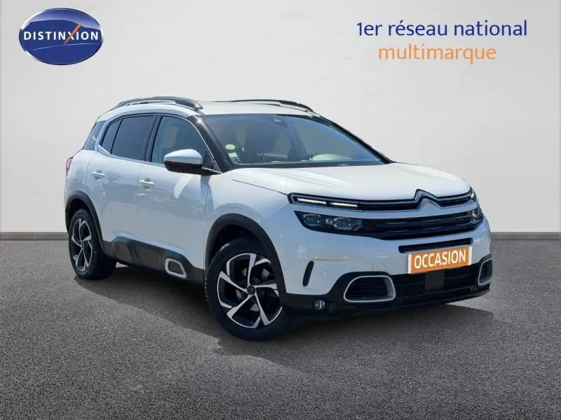 SUV Citroën C5 Aircross blanc en 3/4 avant droit avec jantes alliage et signature lumineuse LED distinctive.