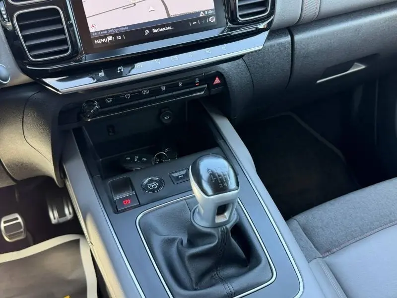 Gros plan sur la console centrale du Citroën C5 Aircross gris 2020, avec levier de vitesse manuel et écran tactile.