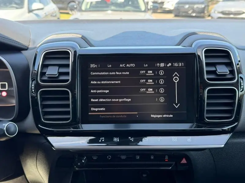 Vue frontale de l'écran tactile central noir du tableau de bord du Citroën C5 Aircross gris, affichant les réglages d'aide à la conduite.