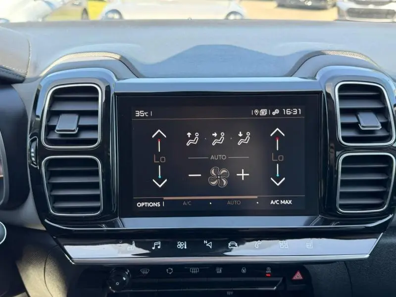 Vue rapprochée de l'écran tactile central et des aérateurs du tableau de bord du Citroën C5 Aircross gris 2020.