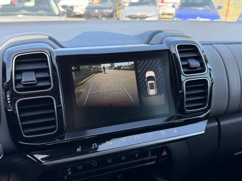 Vue intérieure du tableau de bord du Citroën C5 Aircross 2020, écran tactile affichant la caméra de recul et les aérateurs noirs.