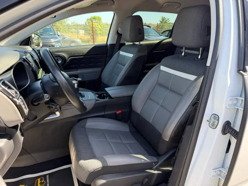 Intérieur avant droit du Citroën C5 Aircross 2020 gris, sièges en tissu noir et gris avec volant cuir multifonction.