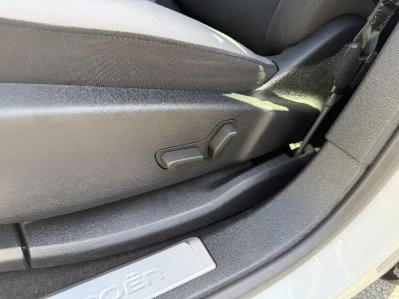 Détail du réglage manuel du siège avant droit en tissu noir du Citroën C5 Aircross 2020 gris.