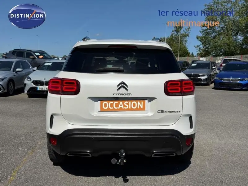 Vue arrière d'un Citroën C5 Aircross blanc avec feux LED distinctifs et attelage de remorque visible.