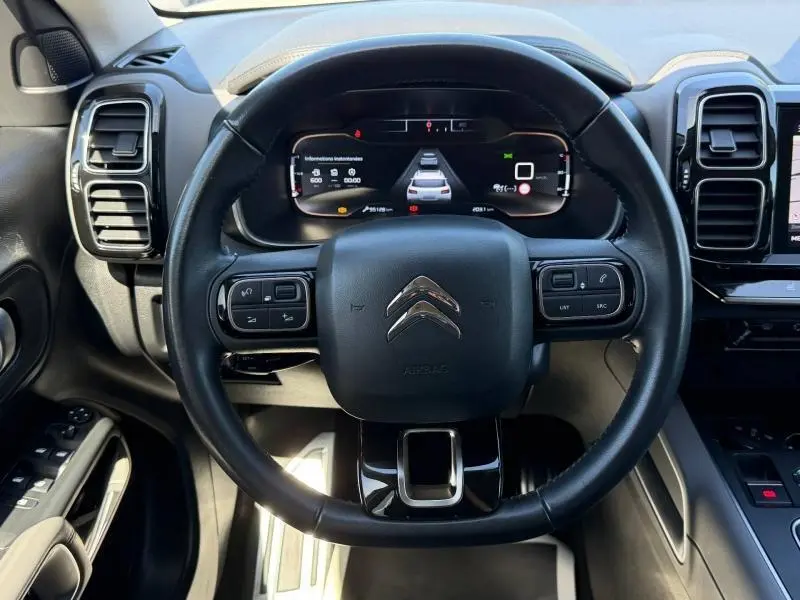 Vue centrée sur le volant cuir noir du Citroën C5 Aircross 2020 avec tableau de bord numérique et commandes intégrées.