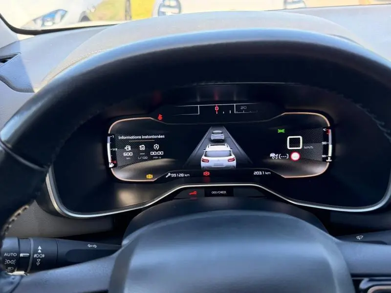 Vue intérieure du tableau de bord numérique du Citroën C5 Aircross gris, affichant l'aide à la conduite et l'odomètre.