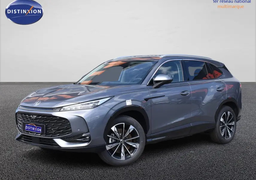 MG Motor EHS gris en 3/4 avant droit, avec jantes alliage 19 pouces et calandre noire distinctive.