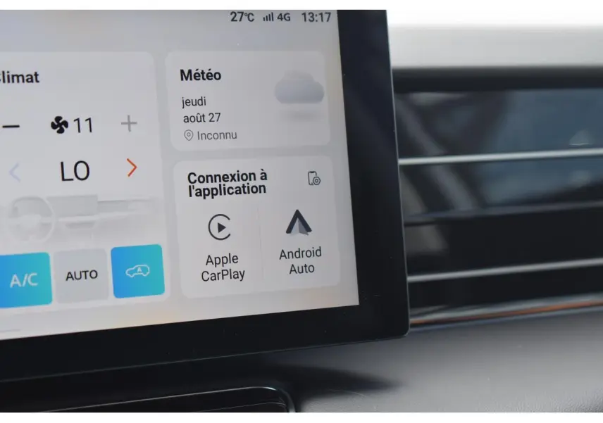 Écran tactile central du MG Motor EHS 1.5 Hybrid+ 224 ch Luxury montrant les options Apple CarPlay et Android Auto.