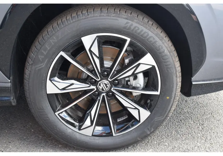Gros plan sur la jante alliage 19 pouces bicolore noire et argent du MG MOTOR EHS gris, roue avant droite.