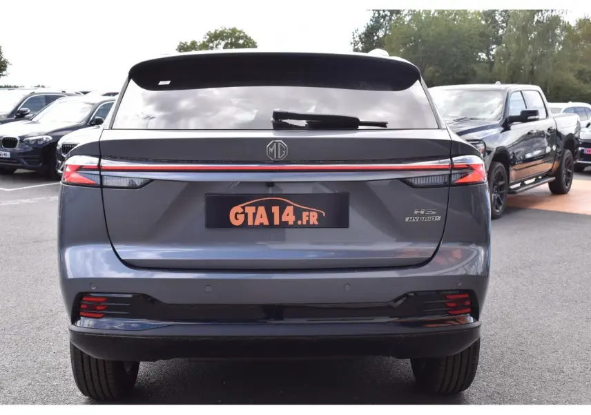 Vue arrière d'un MG MOTOR EHS gris 2026 avec feux LED continus et logo MG centré sur le hayon.