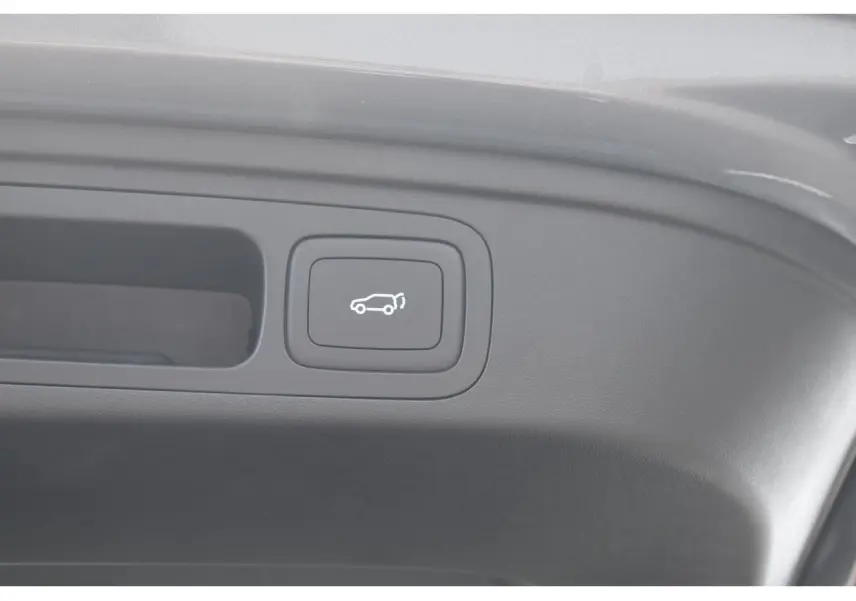 Bouton intérieur gris pour ouverture électrique du hayon sur MG MOTOR EHS 1.5 Hybrid+ 224 ch Luxury 2026.