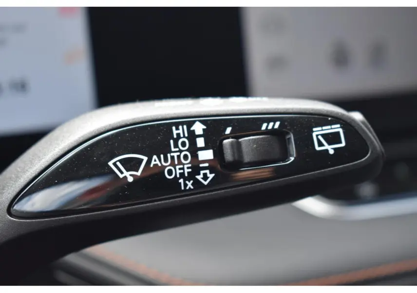 Gros plan sur la commande de l'essuie-glace du MG Motor EHS 1.5 Hybrid+ gris, avec réglages visibles en blanc.