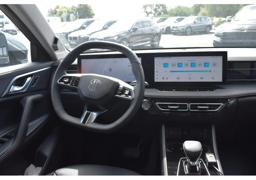 Vue intérieure avant du MG Motor EHS gris 2026, avec volant multifonction et écran tactile large.