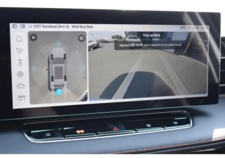 Écran tactile intérieur montrant la caméra 360° et l’aide au stationnement du MG Motor EHS gris, version Luxury 2026.