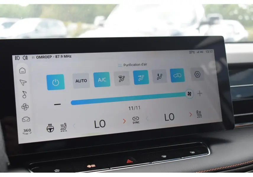 Écran tactile intérieur du MG Motor EHS 1.5 Hybrid+ 224 ch Luxury montrant la climatisation automatique bi-zone.
