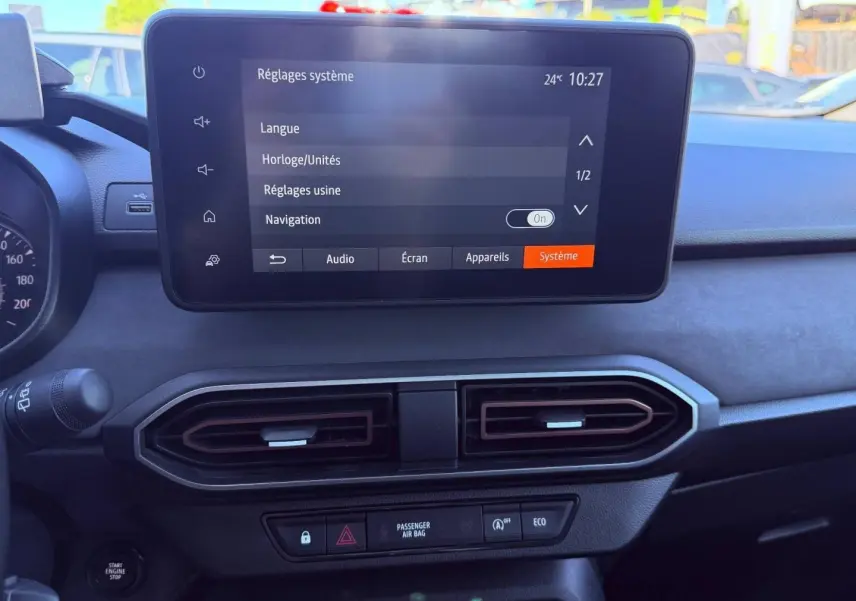 Tableau de bord de Dacia Sandero 2025 avec écran tactile central affichant les réglages système.