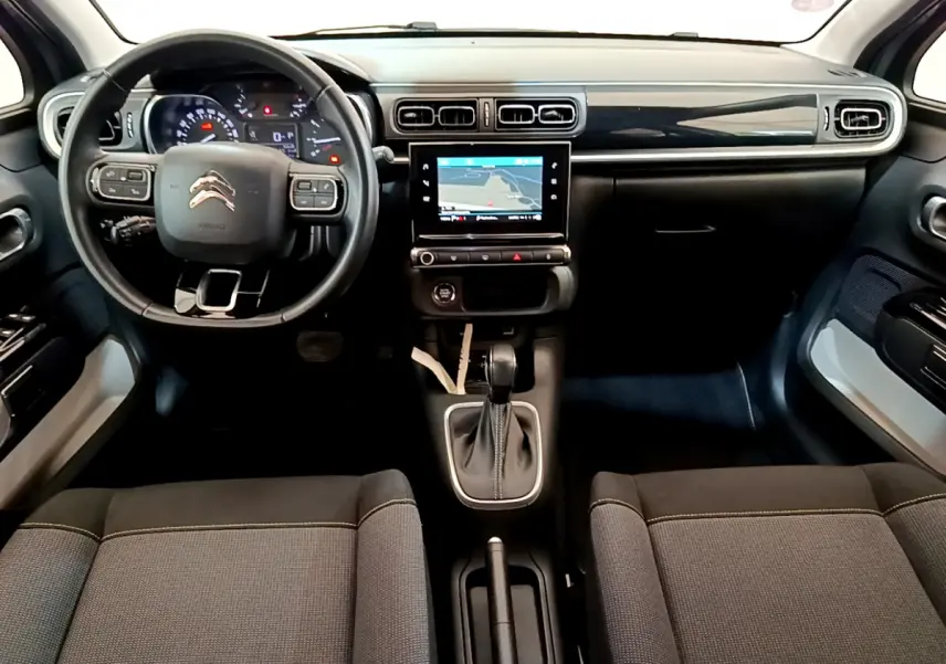 Intérieur noir de la Citroën C3 2019, vue frontale du tableau de bord avec écran tactile et volant multifonctions cuir.