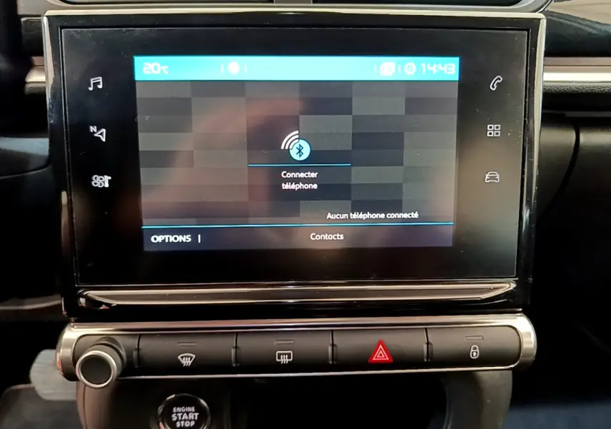 Écran tactile central affichant la connexion Bluetooth dans l'habitacle noir de la Citroën C3 gris clair.