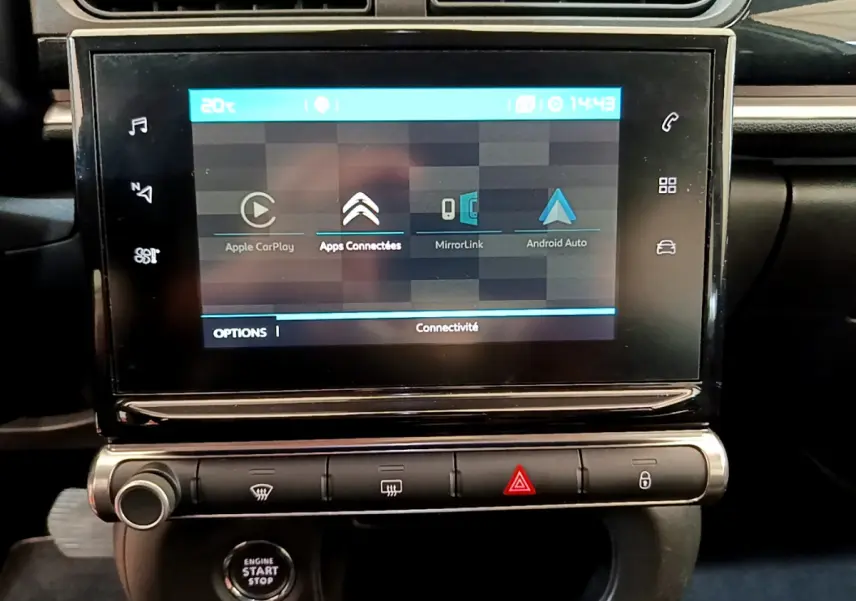 Écran tactile central affichant Apple CarPlay et Android Auto dans l'habitacle d'une Citroën C3 2019 gris clair.