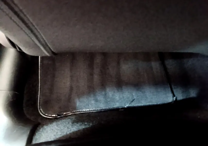 Détail du tapis de sol noir côté conducteur dans l'habitacle d'une Citroën C3 gris clair 2019