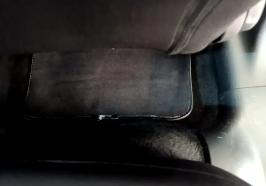 Vue du tapis de sol noir côté passager arrière d'une Citroën C3 gris clair de 2019