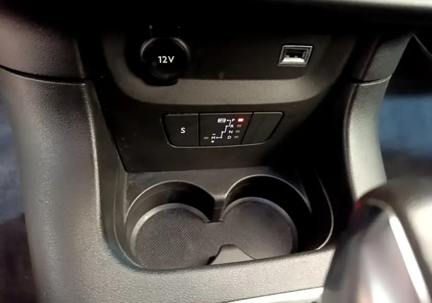 Gros plan sur la console centrale noire de la Citroën C3 2019, montrant la commande de boîte auto et prises 12V et USB.