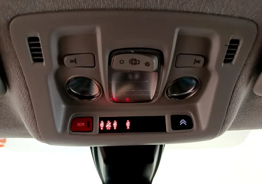 Plafonnier intérieur avec commandes d'éclairage et bouton SOS de la Citroën C3 gris clair 2019 vue de dessous