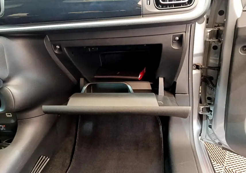 Intérieur du CITROEN C3 gris clair 2019, vue sur la boîte à gants ouverte côté passager avec porte ouverte.