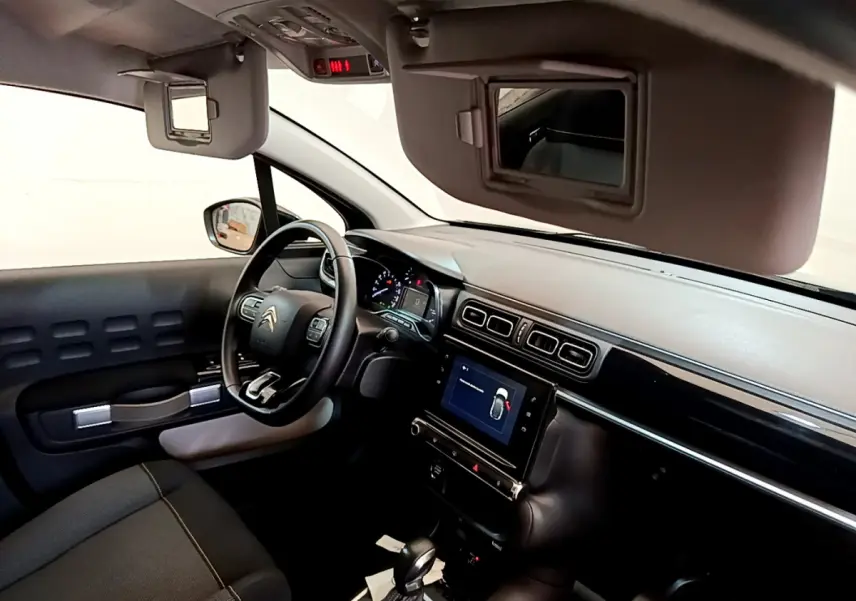 Intérieur noir de la Citroën C3 2019, vue côté conducteur, volant cuir et écran tactile central visible.