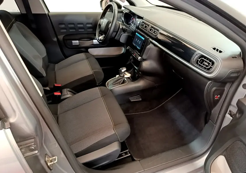 Intérieur avant droit de la Citroën C3 gris clair 2019 avec tableau de bord noir et écran tactile central.