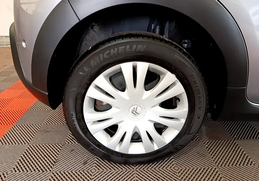 Gros plan sur la roue arrière droite grise d'une Citroën C3 2019 avec jante en alliage et pneu Michelin Primacy 3.