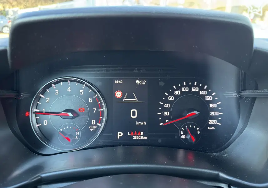 Tableau de bord de Suzuki Swift 2024 hybride, affichage numérique central avec compte-tours et vitesse à zéro km/h.